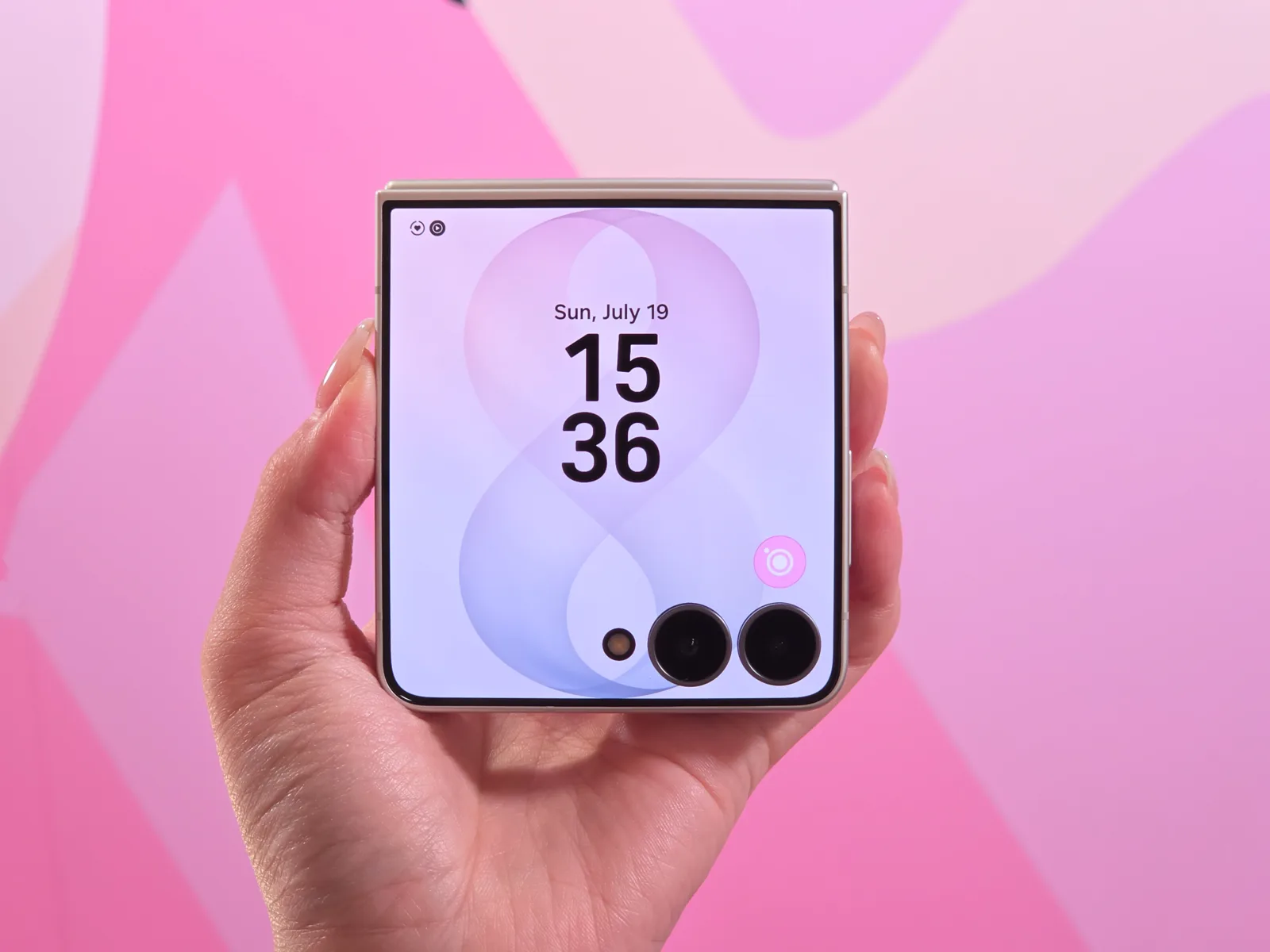 Galaxy Z Flip8 fechado na mão, com a tela externa de 4,1 polegadas mostrando o relógio e as duas câmeras traseiras