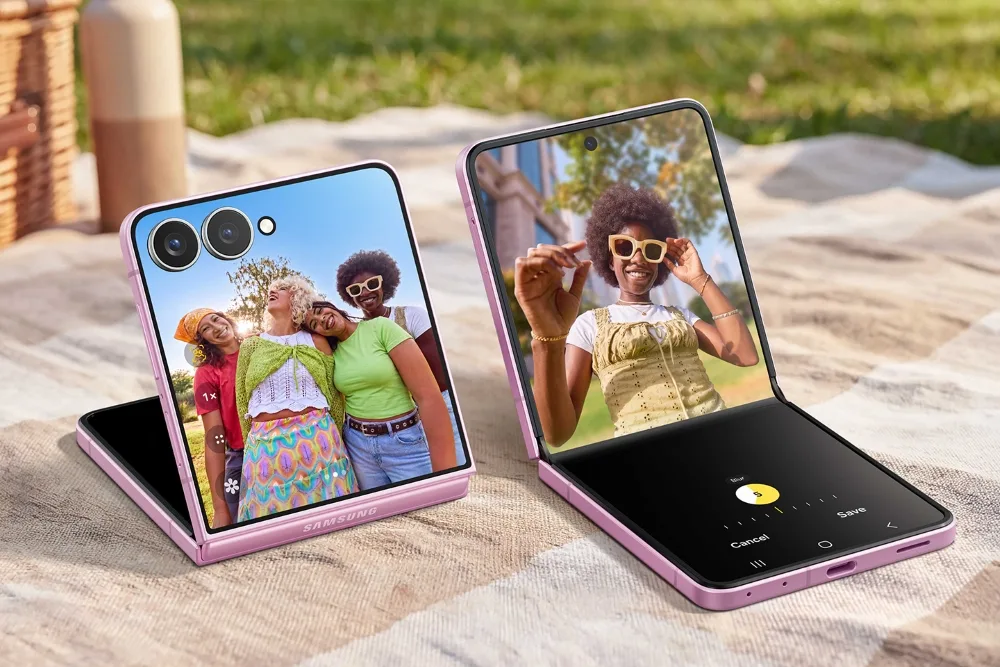 Dois Galaxy Z Flip8 rosa em Modo Flex: um usa a tela externa como visor da câmera traseira, o outro mostra a edição de uma foto