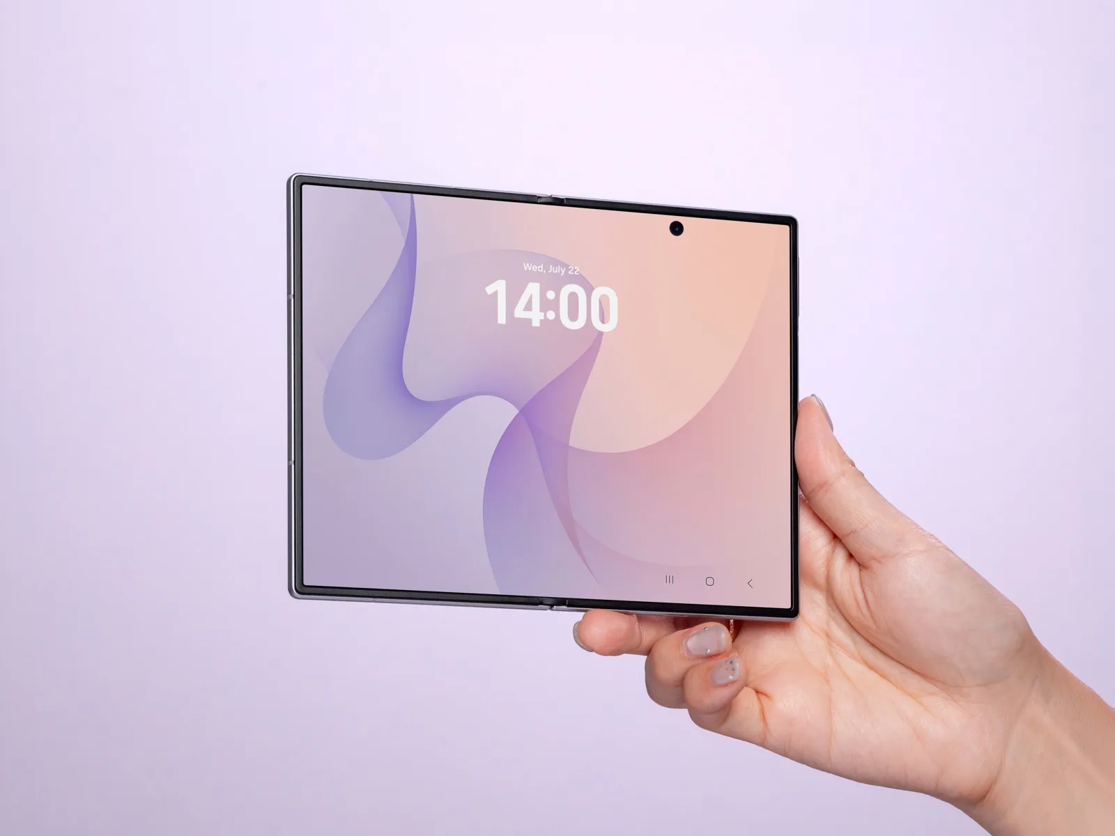 Galaxy Z Fold8 aberto na mão, com a tela interna de 7,6 polegadas na horizontal, mais larga do que alta, sobre fundo lilás