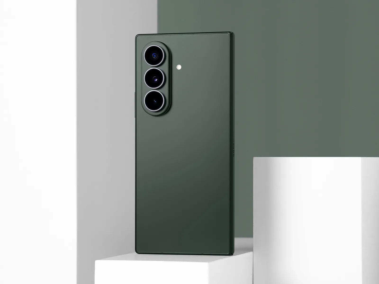 Galaxy Z Fold8 Ultra fechado na cor Verde Escuro, visto de trás, com o conjunto de três câmeras traseiras