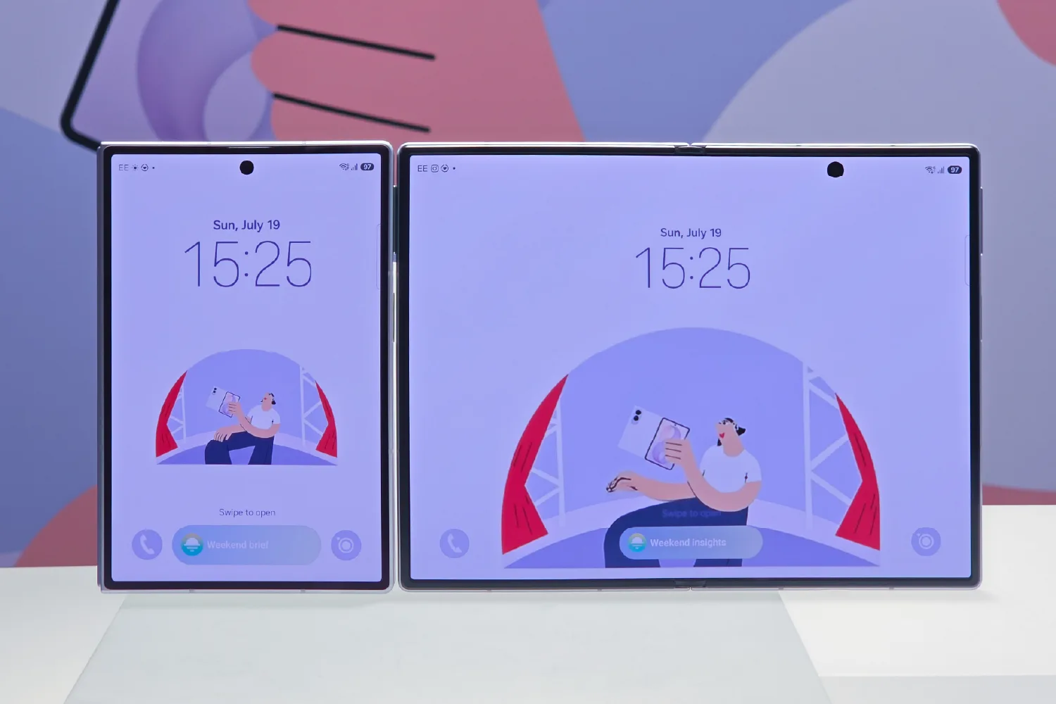 Dois Galaxy Z Fold8 lado a lado: um fechado, com a tela externa de 5,5 polegadas, e outro aberto, com a interna de 7,6 polegadas