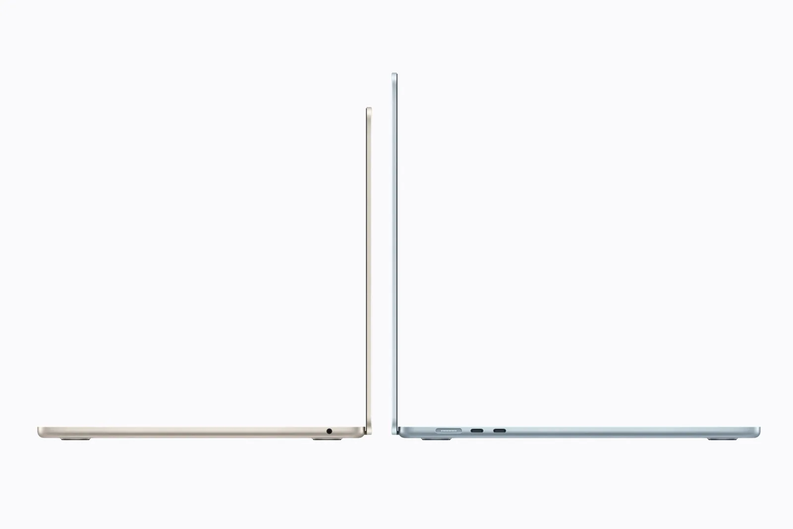 MacBook Air M5 de 13 polegadas na cor estelar ao lado do de 15 polegadas azul-céu, os dois abertos e vistos de perfil