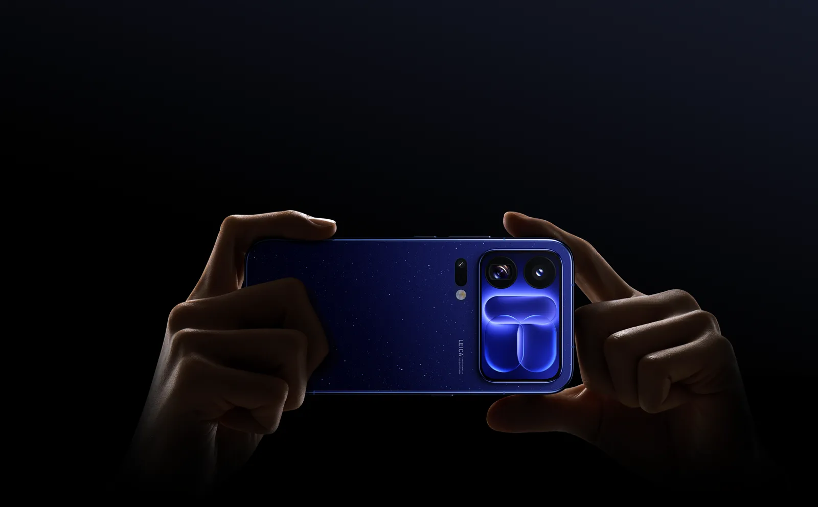 Xiaomi 18 Pro azul segurado com as duas mãos, de costas, com a dupla de câmeras Leica e a tela traseira acesa