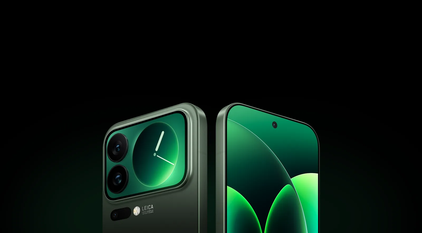 Xiaomi 17 Pro verde visto de costas, com a tela traseira mostrando um relógio ao lado das câmeras Leica, e de frente